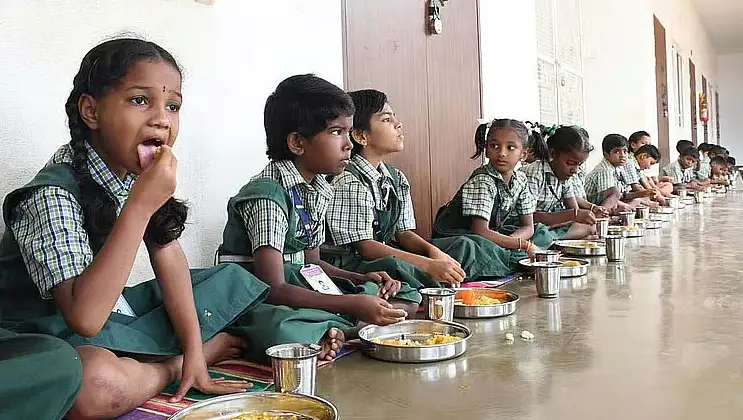 பெருந்தலைவர் காமராஜர் காலை உணவுத் திட்டம் பெயர் மாற்ற அறிவிப்பு பலகை