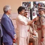 முதலமைச்சர் விஜய் காவலர்களுக்கு பதக்கங்கள் வழங்குகிறார்