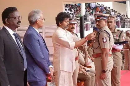 முதலமைச்சர் விஜய் காவலர்களுக்கு பதக்கங்கள் வழங்குகிறார்