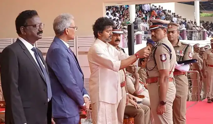முதலமைச்சர் விஜய் காவலர்களுக்கு பதக்கங்கள் வழங்குகிறார்