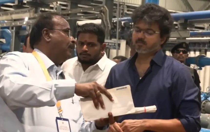 மழையில் கோயம்பேடு கழிவுநீர் சுத்திகரிப்பு நிலையத்தில் ஆய்வு செய்யும் முதலமைச்சர் விஜய்