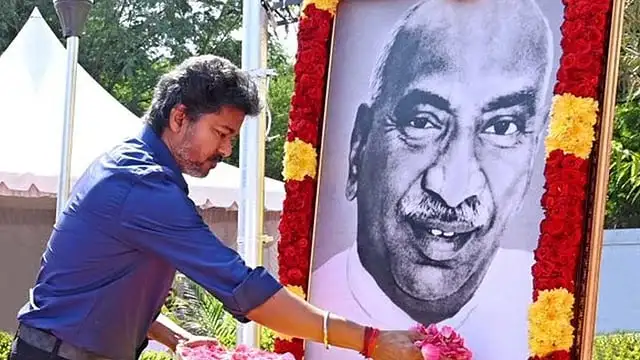 முதலமைச்சர் விஜய் பெருந்தலைவர் காமராஜருக்கு கல்வி வணக்கம் செலுத்துகிறார்