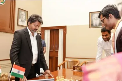 தமிழக முதலமைச்சர் விஜய் உலக சதுரங்க நாளையொட்டி வாழ்த்து தெரிவிக்கும் படம்