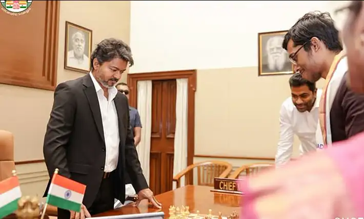 தமிழக முதலமைச்சர் விஜய் உலக சதுரங்க நாளையொட்டி வாழ்த்து தெரிவிக்கும் படம்