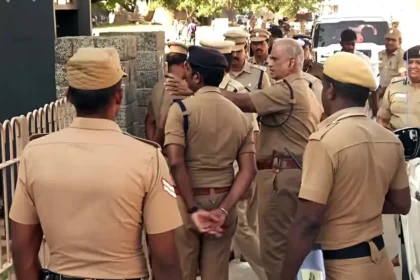 கோவையில் போதைப்பொருள் தடுப்பு சோதனையில் ஈடுபட்ட போலீசார்