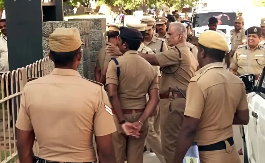 கோவையில் போதைப்பொருள் தடுப்பு சோதனையில் ஈடுபட்ட போலீசார்