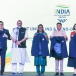 காமன்வெல்த் விளையாட்டுப் போட்டிகளின் தொடக்க விழாவில் இந்தியாவிற்காக கொடி ஏந்திச் செல்லும் மீராபாய் சானு மற்றும் லவ்லினா போர்கோஹெய்ன்