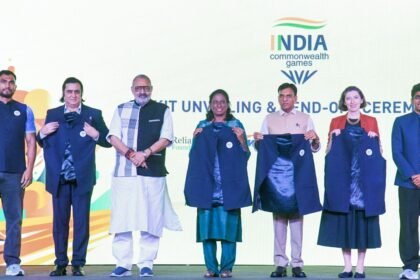காமன்வெல்த் விளையாட்டுப் போட்டிகளின் தொடக்க விழாவில் இந்தியாவிற்காக கொடி ஏந்திச் செல்லும் மீராபாய் சானு மற்றும் லவ்லினா போர்கோஹெய்ன்