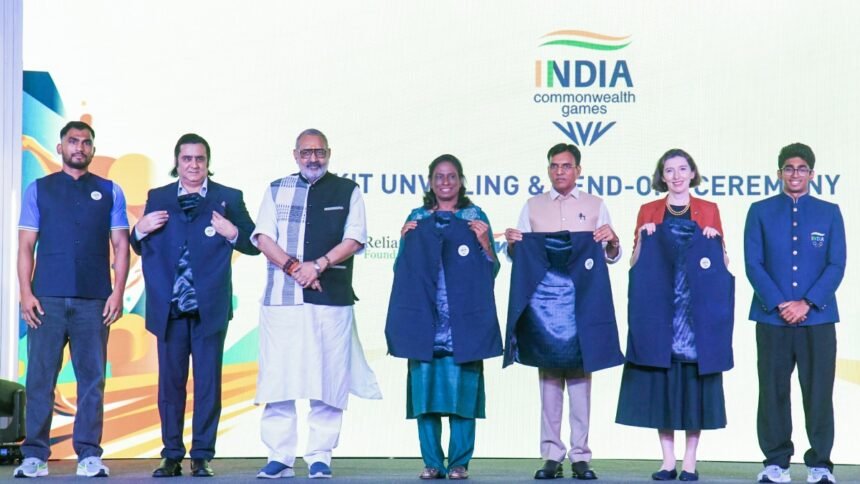 காமன்வெல்த் விளையாட்டுப் போட்டிகளின் தொடக்க விழாவில் இந்தியாவிற்காக கொடி ஏந்திச் செல்லும் மீராபாய் சானு மற்றும் லவ்லினா போர்கோஹெய்ன்