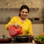 சமையலுக்கு எண்ணெய் தேர்ந்தெடுக்கும் பெண்