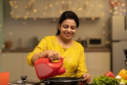 சமையலுக்கு எண்ணெய் தேர்ந்தெடுக்கும் பெண்