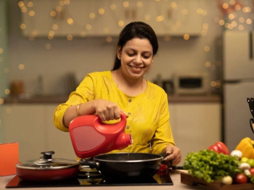 சமையலுக்கு எண்ணெய் தேர்ந்தெடுக்கும் பெண்