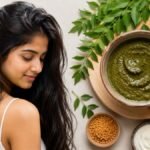 கறிவேப்பிலை மற்றும் தேங்காய் எண்ணெயுடன் ஹேர் ஸ்பா தயாரிக்கும் பெண்