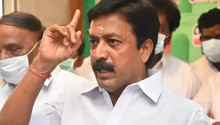 முன்னாள் அமைச்சர் சி.வி.சண்முகம் செய்தியாளர்களிடம் பேசுகிறார்