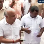 அதிமுக அலுவலகத்தில் ராஜினாமா கடிதங்களை வழங்கும் சி.வி.சண்முகம் ஆதரவாளர்கள்