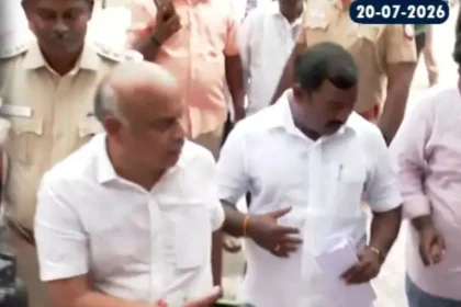 அதிமுக அலுவலகத்தில் ராஜினாமா கடிதங்களை வழங்கும் சி.வி.சண்முகம் ஆதரவாளர்கள்