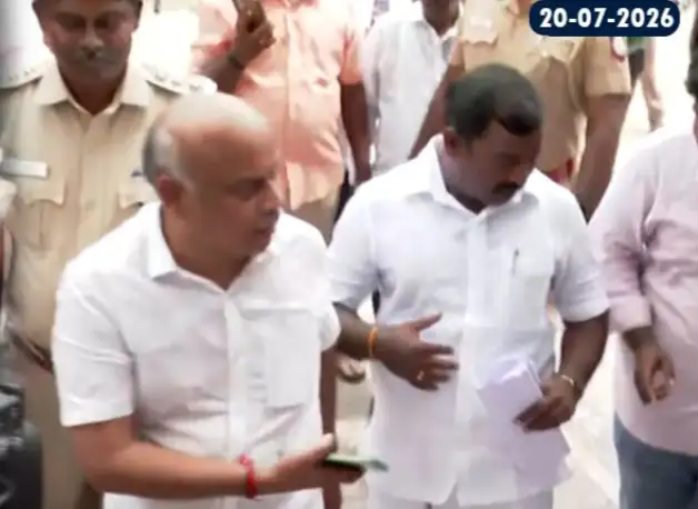 அதிமுக அலுவலகத்தில் ராஜினாமா கடிதங்களை வழங்கும் சி.வி.சண்முகம் ஆதரவாளர்கள்