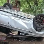 டெல்லியில் விபத்துக்குள்ளான கார் மற்றும் மீட்புப் பணிகள்