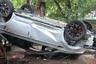 டெல்லியில் விபத்துக்குள்ளான கார் மற்றும் மீட்புப் பணிகள்