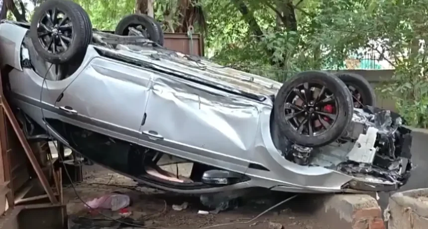 டெல்லியில் விபத்துக்குள்ளான கார் மற்றும் மீட்புப் பணிகள்