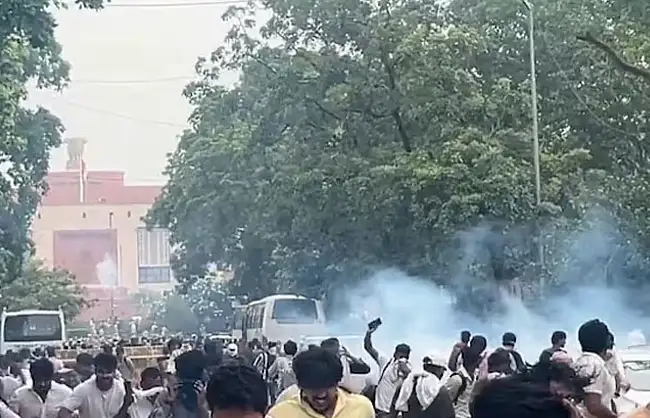 டெல்லியில் பாதுகாப்பு ஏற்பாடுகள், மெட்ரோ நிலையங்கள் மூடல்