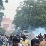 டெல்லியில் போராட்டத்தில் ஈடுபட்ட மாணவர்கள் மீது கண்ணீர் புகை குண்டு வீசப்படும் காட்சி