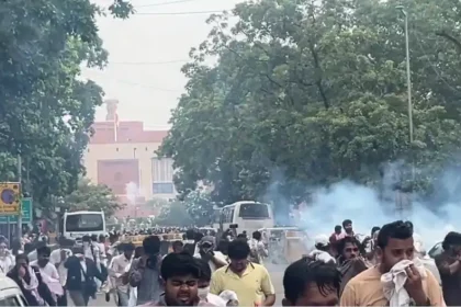 டெல்லியில் போராட்டத்தில் ஈடுபட்ட மாணவர்கள் மீது கண்ணீர் புகை குண்டு வீசப்படும் காட்சி