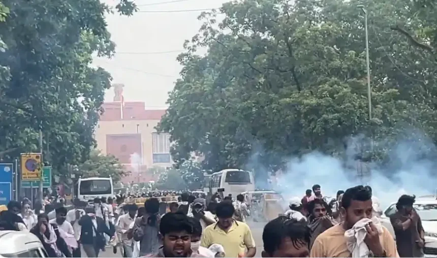 டெல்லியில் போராட்டத்தில் ஈடுபட்ட மாணவர்கள் மீது கண்ணீர் புகை குண்டு வீசப்படும் காட்சி