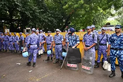 டெல்லியில் பாதுகாப்பு பணியில் ஈடுபட்டுள்ள சிஆர்பிஎஃப் வீரர்கள்