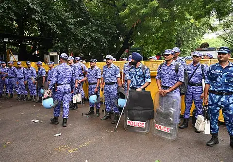 டெல்லியில் பாதுகாப்பு பணியில் ஈடுபட்டுள்ள சிஆர்பிஎஃப் வீரர்கள்