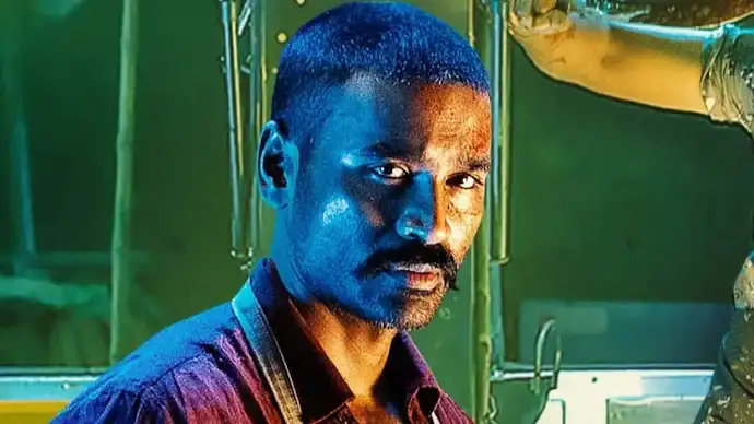 நடிகர் தனுஷ் மற்றும் அவரது திரைப்படங்கள் தேசிய விருது பெற்றதைக் குறிக்கும் புகைப்படம்
