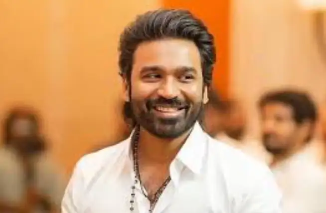 நடிகரும் இயக்குநருமான தனுஷ் தேசிய விருது பெற்றதைக் கொண்டாடும் புகைப்படம்