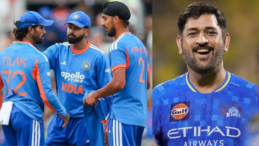 மகேந்திர சிங் தோனி மைதானத்தில் அமர்ந்திருக்கும் காட்சி