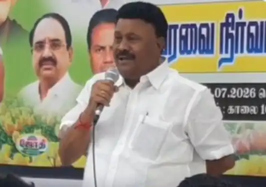 முன்னாள் அமைச்சர் திண்டுக்கல் சீனிவாசன் அதிமுக நிர்வாகிகள் கூட்டத்தில் பேசுகிறார்