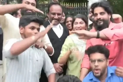 திமுக ஜென் z செயற்பாட்டாளர் சரண் ஜெயராமன் கைது ரத்து செய்யப்பட்டதை அடுத்து ஜூலி மற்றும் குழுவினர் போராட்டம்