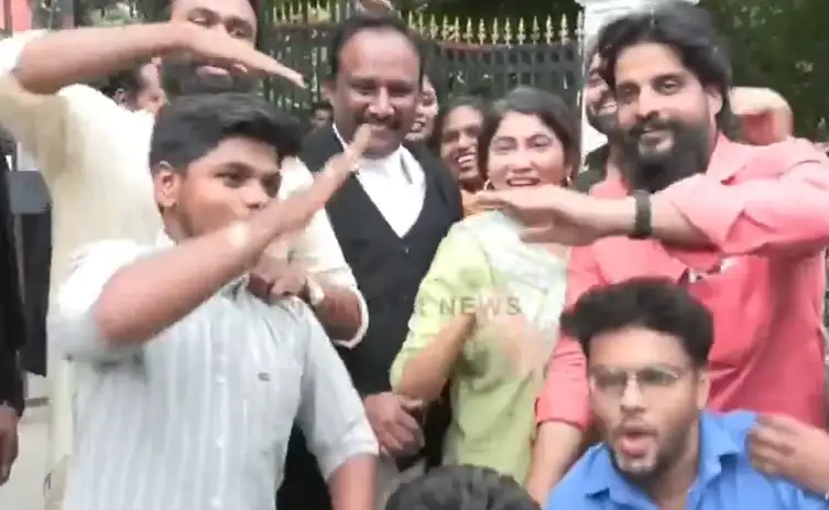 திமுக ஜென் z செயற்பாட்டாளர் சரண் ஜெயராமன் கைது ரத்து செய்யப்பட்டதை அடுத்து ஜூலி மற்றும் குழுவினர் போராட்டம்