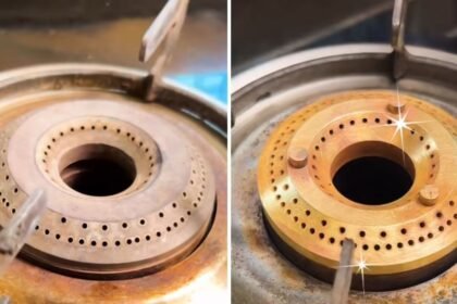 சமையலறை கேஸ் ஸ்டவ் பர்னரை சுத்தம் செய்யும் பெண்
