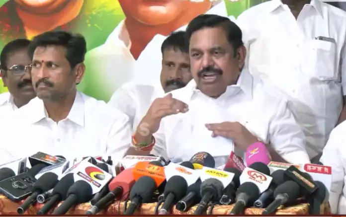 அதிமுக பொதுச்செயலாளர் எடப்பாடி பழனிசாமி செய்தியாளர்களிடம் பேசுகிறார்