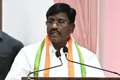 உயர்கல்வித்துறை அமைச்சர் விஸ்வநாதன் செய்தியாளர்களை சந்திக்கும் காட்சி