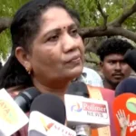 சத்யபாமா மற்றும் நடிகர் விஜய் ஆகியோர் மேடையில் அமர்ந்திருக்கும் காட்சி