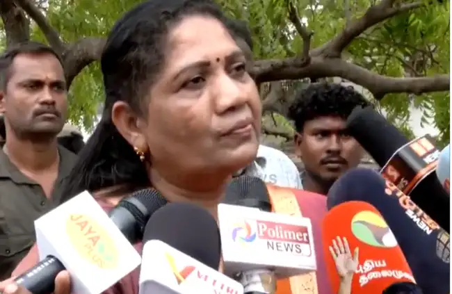 சத்யபாமா மற்றும் நடிகர் விஜய் ஆகியோர் மேடையில் அமர்ந்திருக்கும் காட்சி