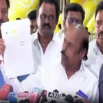முன்னாள் அமைச்சர் எ.வ.வேலு சென்னை விமான நிலையத்தில் செய்தியாளர்களிடம் பேசுகிறார்