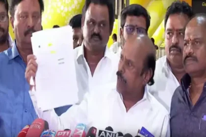 முன்னாள் அமைச்சர் எ.வ.வேலு சென்னை விமான நிலையத்தில் செய்தியாளர்களிடம் பேசுகிறார்