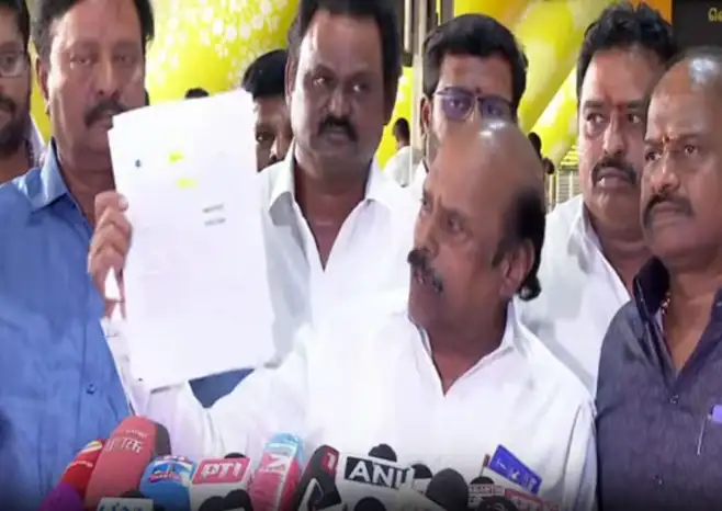முன்னாள் அமைச்சர் எ.வ.வேலு சென்னை விமான நிலையத்தில் செய்தியாளர்களிடம் பேசுகிறார்