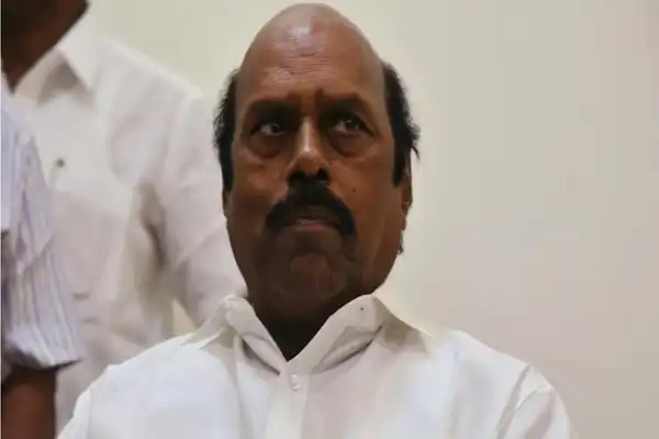 முன்னாள் அமைச்சர் எ.வ.வேலு லஞ்ச ஒழிப்புத்துறை அலுவலகத்தில் இருந்து வெளியே வருகிறார்