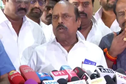 திமுக முன்னாள் அமைச்சர் எ.வ.வேலு சென்னை விமான நிலையத்தில் பேட்டியளிக்கிறார்