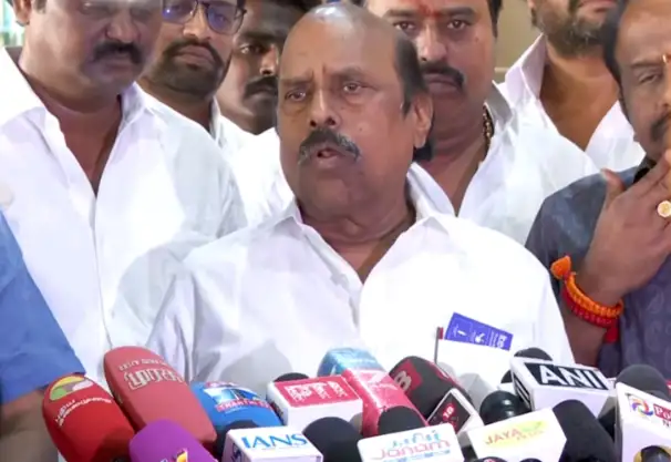 திமுக முன்னாள் அமைச்சர் எ.வ.வேலு சென்னை விமான நிலையத்தில் பேட்டியளிக்கிறார்