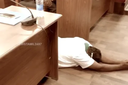 மாவட்ட ஆட்சியர் முன்னிலையில் காலில் விழுந்து கோரிக்கை வைக்கும் விவசாயி