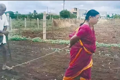 நிலத்தை ஏர்கலப்பையால் உழும் விவசாயி மற்றும் அவரது மனைவி