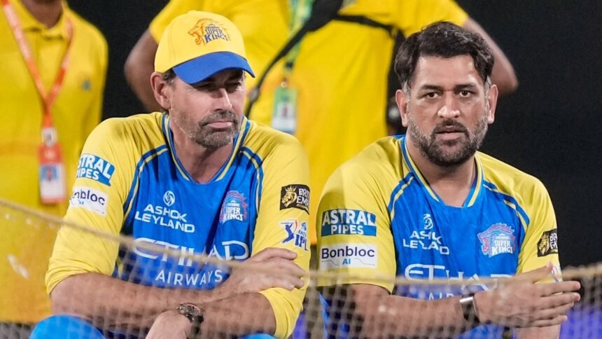ஸ்டீபன் பிளெமிங் மற்றும் மைக்கேல் வாகன் கிரிக்கெட் மைதானத்தில் இருப்பது போன்ற காட்சி